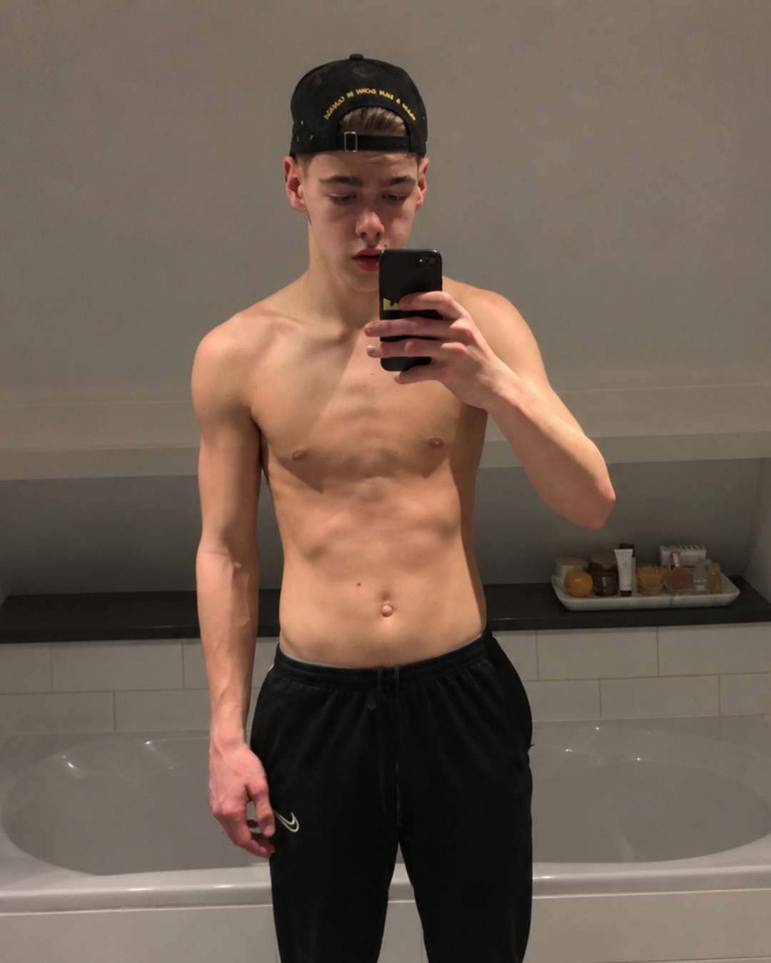 Sebas in 2022, aan het begin van zijn fitnessreis